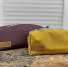 Lade das Bild in den Galerie-Viewer, Kasetina Federtasche Kyvu.by Lumali