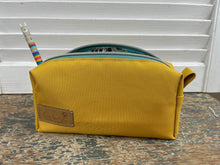 Lade das Bild in den Galerie-Viewer, Kasetina Federtasche Kyvu.by Lumali