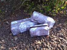 Lade das Bild in den Galerie-Viewer, Kasetina Federtasche Kyvu.by Lumali