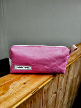 Lade das Bild in den Galerie-Viewer, Kasetina Federtasche Kyvu.by Lumali