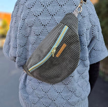 Lade das Bild in den Galerie-Viewer, Kilia Bauchtasche Kyvu.by Lumali