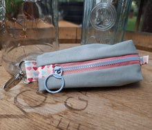 Lade das Bild in den Galerie-Viewer, Ksata kleine Pouch in 3 Größen Kyvu.by Lumali