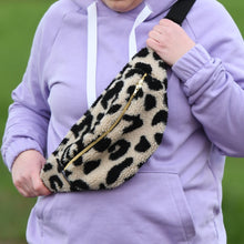 Lade das Bild in den Galerie-Viewer, Kilia Bauchtasche Kyvu.by Lumali