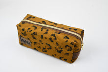 Lade das Bild in den Galerie-Viewer, Kasetina Federtasche Kyvu.by Lumali