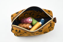 Lade das Bild in den Galerie-Viewer, Kasetina Federtasche Kyvu.by Lumali