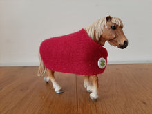 Lade das Bild in den Galerie-Viewer, Pferdeliebe - Decke und Gamaschen für Spielzeugpferdchen