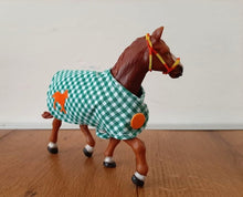 Lade das Bild in den Galerie-Viewer, Pferdeliebe - Decke und Gamaschen für Spielzeugpferdchen