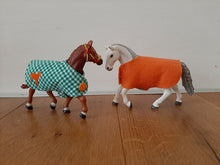 Lade das Bild in den Galerie-Viewer, Pferdeliebe - Decke und Gamaschen für Spielzeugpferdchen