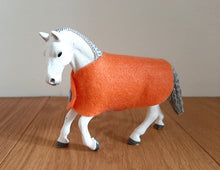 Lade das Bild in den Galerie-Viewer, Pferdeliebe - Decke und Gamaschen für Spielzeugpferdchen