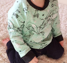 Lade das Bild in den Galerie-Viewer, Knopfkind Raglanshirt mit asymmetrischer Knopfleiste Größe 50-152