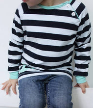 Lade das Bild in den Galerie-Viewer, Knopfkind Raglanshirt mit asymmetrischer Knopfleiste Größe 50-152