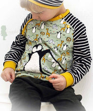 Lade das Bild in den Galerie-Viewer, Knopfkind Raglanshirt mit asymmetrischer Knopfleiste Größe 50-152