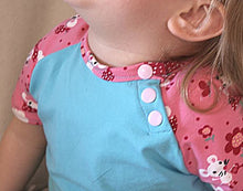 Lade das Bild in den Galerie-Viewer, Knopfkind Raglanshirt mit asymmetrischer Knopfleiste Größe 50-152