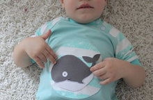 Lade das Bild in den Galerie-Viewer, Knopfkind Raglanshirt mit asymmetrischer Knopfleiste Größe 50-152