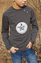 Lade das Bild in den Galerie-Viewer, Knopfkind Raglanshirt mit asymmetrischer Knopfleiste Größe 50-152
