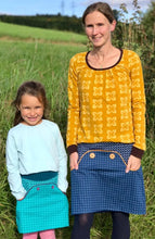 Lade das Bild in den Galerie-Viewer, Lütter Knopfrock Größe 74-164