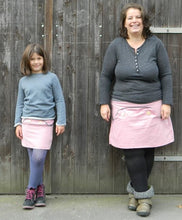 Lade das Bild in den Galerie-Viewer, Lütter Knopfrock Größe 74-164