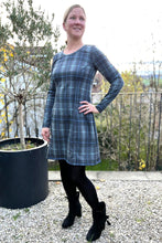 Lade das Bild in den Galerie-Viewer, Kleid Elsa 32-56