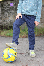 Lade das Bild in den Galerie-Viewer, Coole Büx - die Alltagshose mit Pfiff 86-164