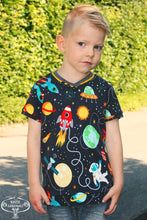 Lade das Bild in den Galerie-Viewer, Kalleson Shirt mit Rundhals- und V-Ausschnitt Größe 74-164