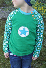 Lade das Bild in den Galerie-Viewer, Knopfkind Raglanshirt mit asymmetrischer Knopfleiste Größe 50-152