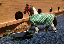 Lade das Bild in den Galerie-Viewer, Pferdeliebe - Decke und Gamaschen für Spielzeugpferdchen