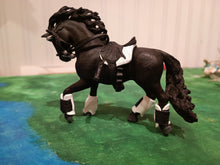 Lade das Bild in den Galerie-Viewer, Pferdeliebe - Decke und Gamaschen für Spielzeugpferdchen