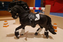 Lade das Bild in den Galerie-Viewer, Pferdeliebe - Decke und Gamaschen für Spielzeugpferdchen