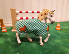 Lade das Bild in den Galerie-Viewer, Pferdeliebe - Decke und Gamaschen für Spielzeugpferdchen