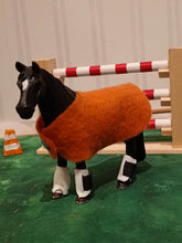 Lade das Bild in den Galerie-Viewer, Pferdeliebe - Decke und Gamaschen für Spielzeugpferdchen