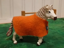 Lade das Bild in den Galerie-Viewer, Pferdeliebe - Decke und Gamaschen für Spielzeugpferdchen