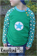 Lade das Bild in den Galerie-Viewer, Knopfkind Raglanshirt mit asymmetrischer Knopfleiste Größe 50-152