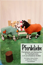 Lade das Bild in den Galerie-Viewer, Pferdeliebe - Decke und Gamaschen für Spielzeugpferdchen