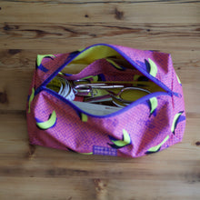 Lade das Bild in den Galerie-Viewer, Kremao Waschbeutel Tasche Kyvu.by Lumali
