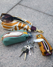 Lade das Bild in den Galerie-Viewer, Ksata kleine Pouch in 3 Größen Kyvu.by Lumali
