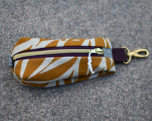 Lade das Bild in den Galerie-Viewer, Ksata kleine Pouch in 3 Größen Kyvu.by Lumali
