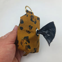 Lade das Bild in den Galerie-Viewer, Ksata kleine Pouch in 3 Größen Kyvu.by Lumali
