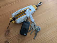 Lade das Bild in den Galerie-Viewer, Ksata kleine Pouch in 3 Größen Kyvu.by Lumali
